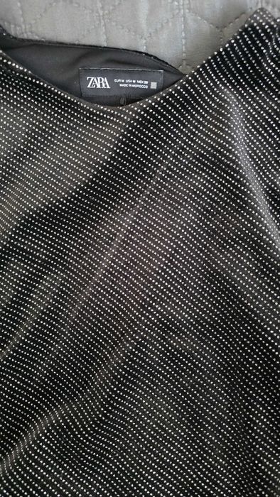 Черна официална рокля Zara с ципка и процеп на гърба