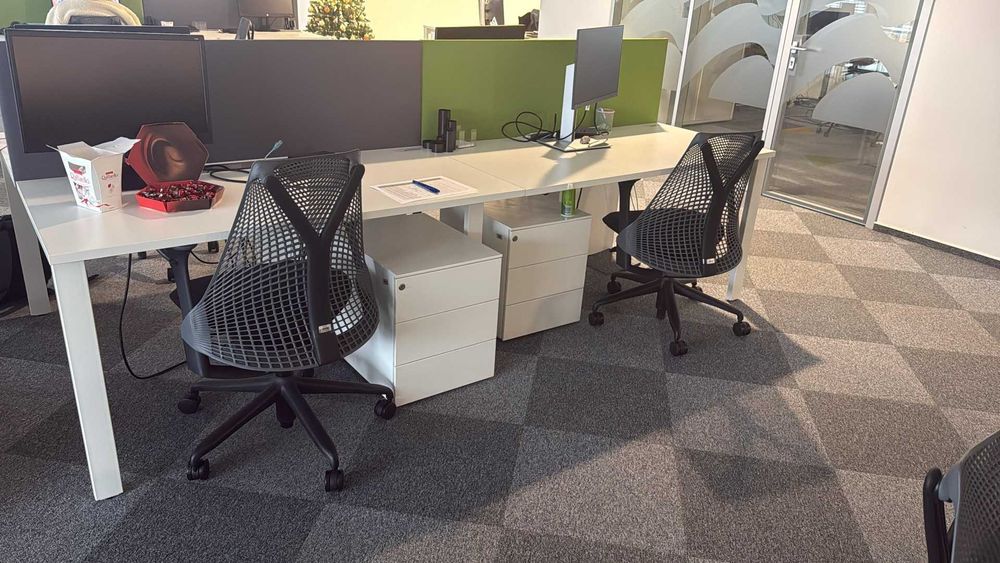 Birou operational cu picioare metalice