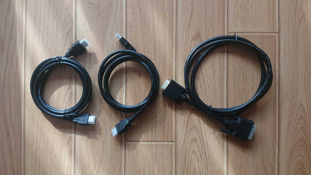 Лот нови и използвани аудио и видео  кабели.