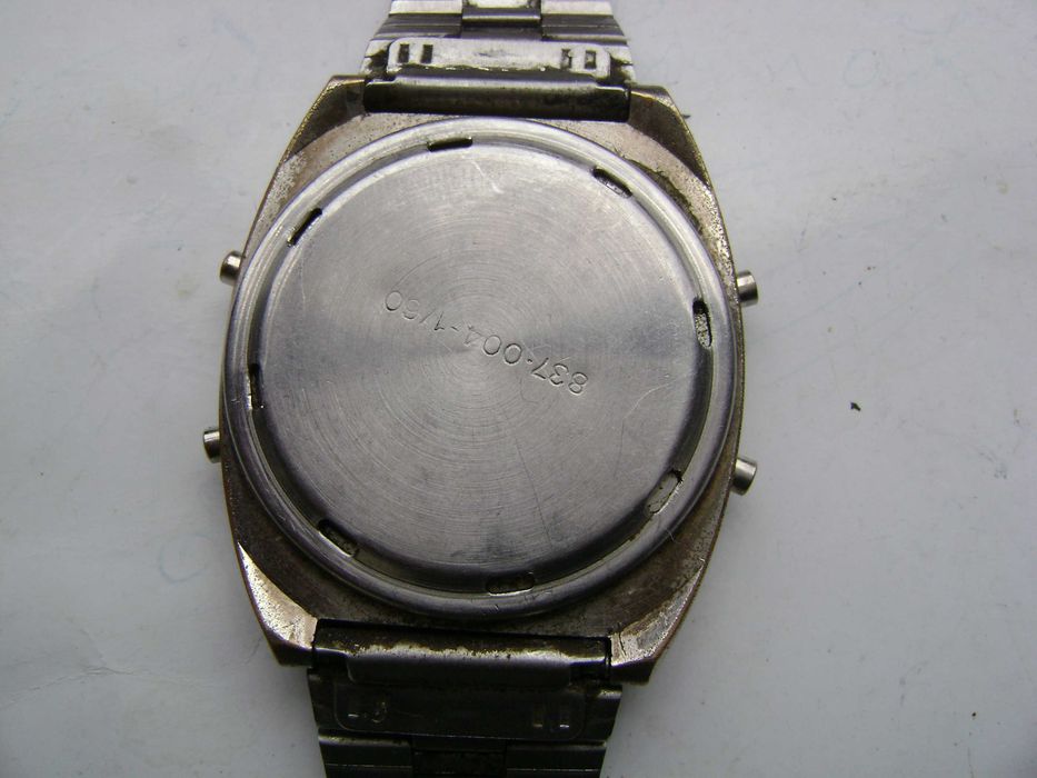 Продавам 5 броя ретро кварцови часовници Levis,Time Tronic,Quartz