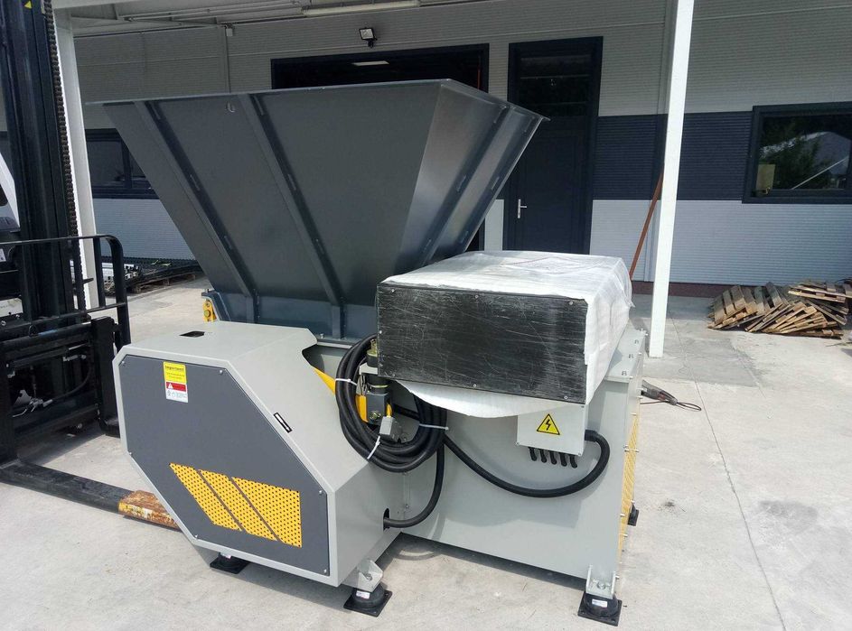 Vind  din  stoc la  pret  promotional  , un tocator nou  model V-600