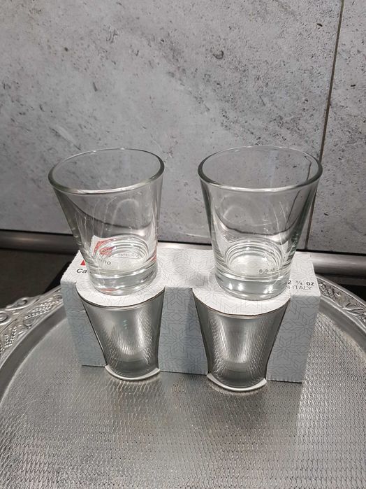 Стъклени чаши за вино, шампанско.