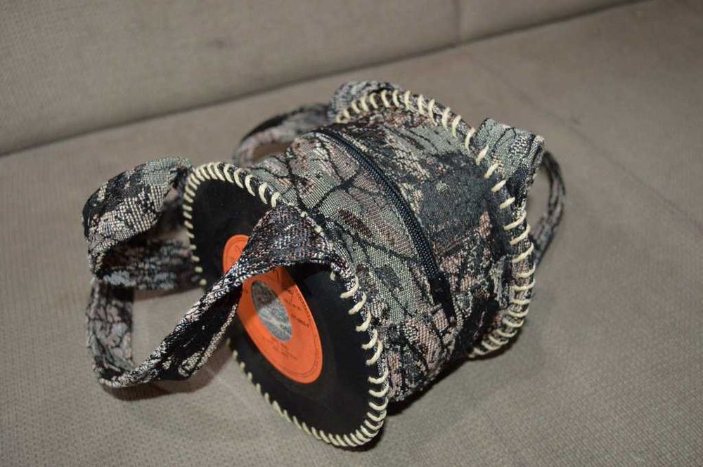 Geantă Crossbody Handmade din Discuri Vinil Reale (Jugoton 45 RPM) – Unicat / Retro
