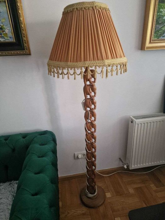 Lampadar lemn Africa, cu design impunător și finisaj natural.