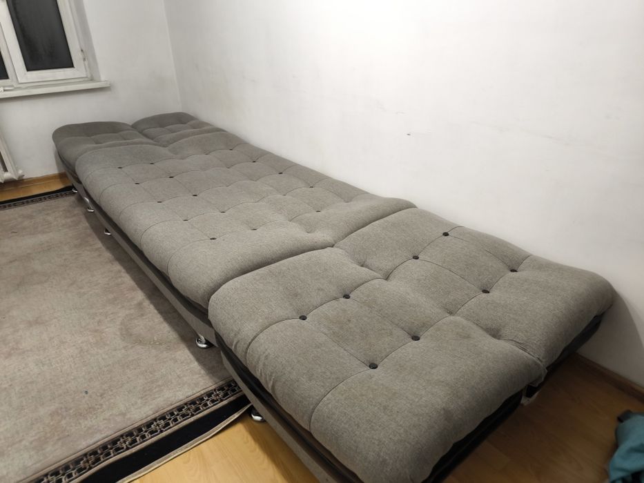 Продаю диван серый
