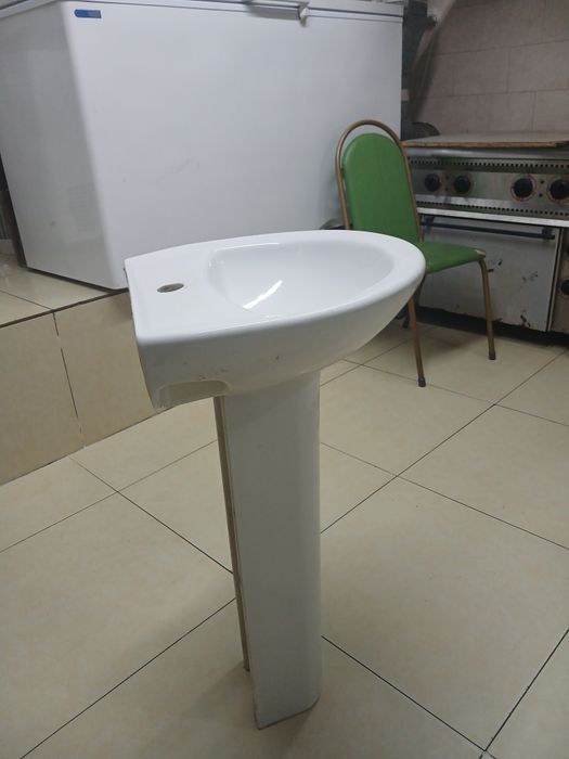 Продам раковину с подставной
