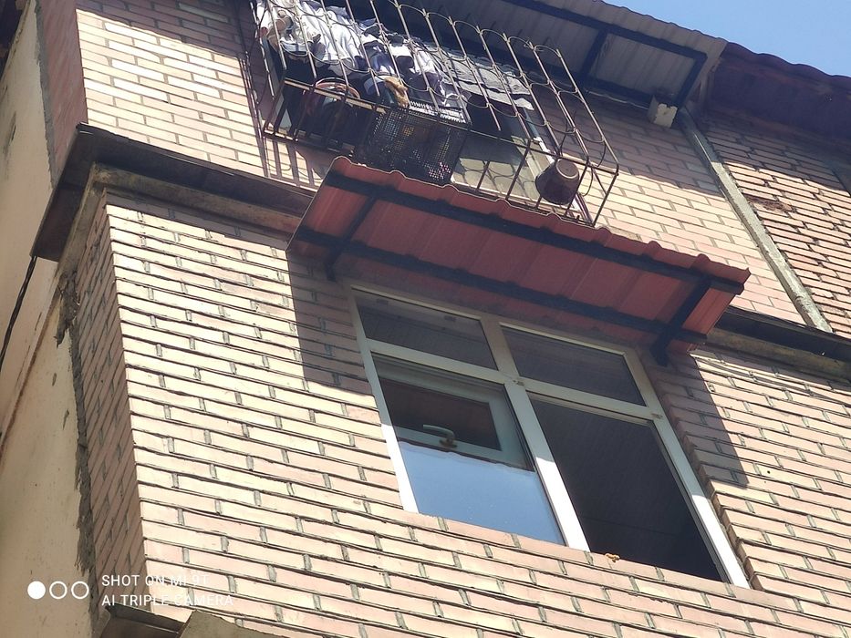 Делаю кладку балкона облицовочный и простым кирпичами. Делаю козырки