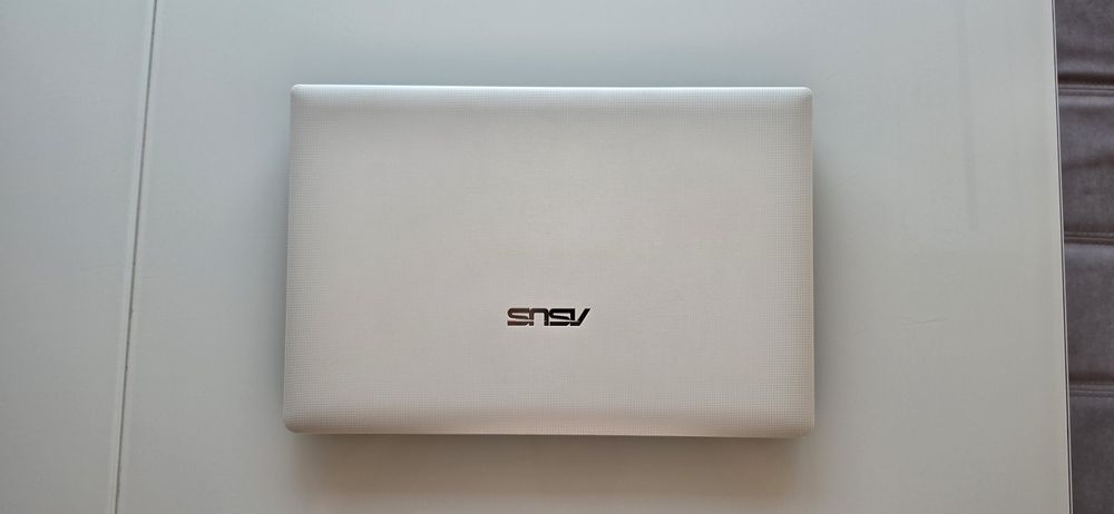 Лаптоп ASUS X501A – Core i3 / 8GB RAM / 240GB SSD / Windows 10 Pro