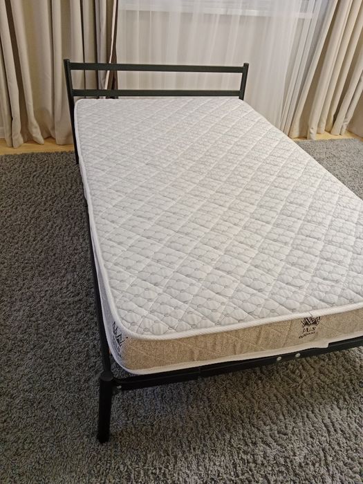 Кровать с матрасом