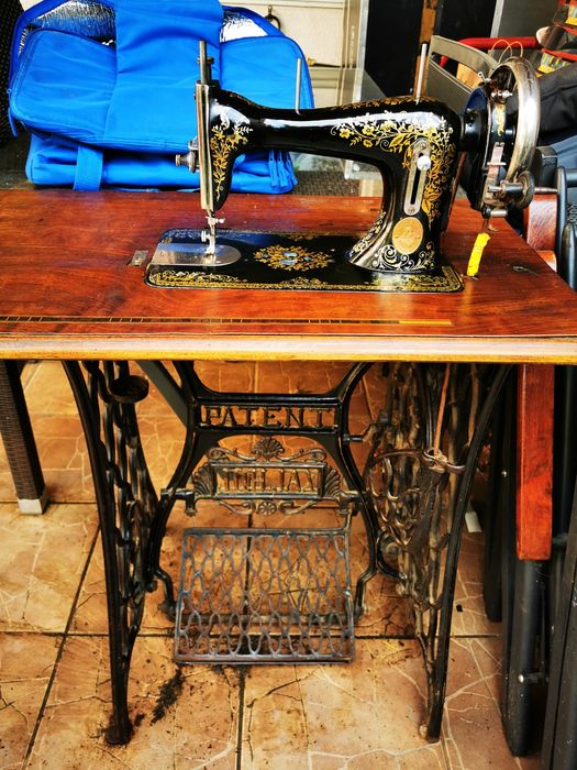 Vabd masina de cusut foarte veche cu cadru metalic brut