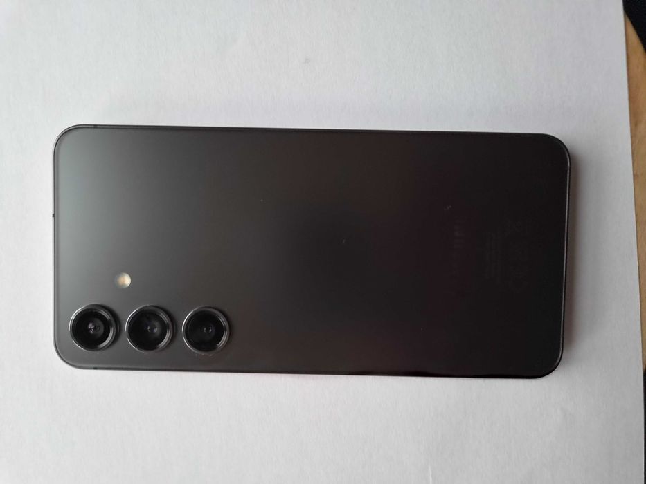 Продавам телефон Samsung Galaxy S24 8Gb/256GB Onyx Black  като нов