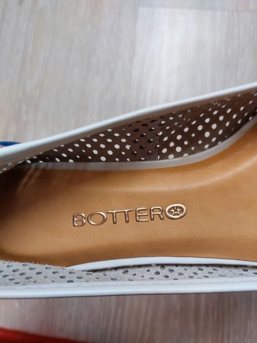 Летние белые балетки .