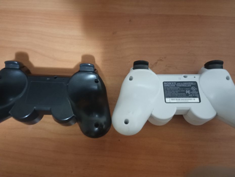 Ps3 fat, ps3 slim със 2 джойстика и около 20 игри към тях