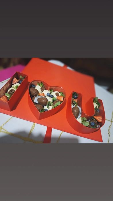 Клубника банан финики в шоколаде