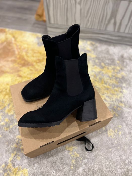 Продам замшевые Ботинки Chester