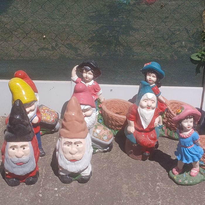 Figurine de gazon facute din ciment si pictate manual