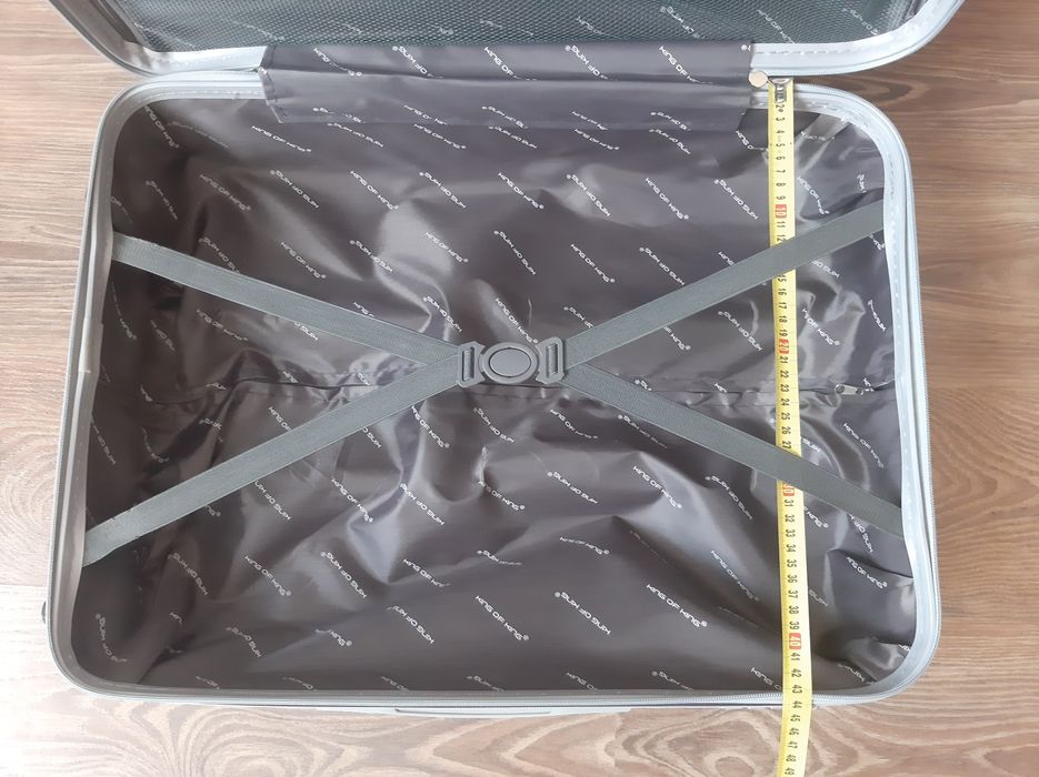 Чемодан среднего размера "М".