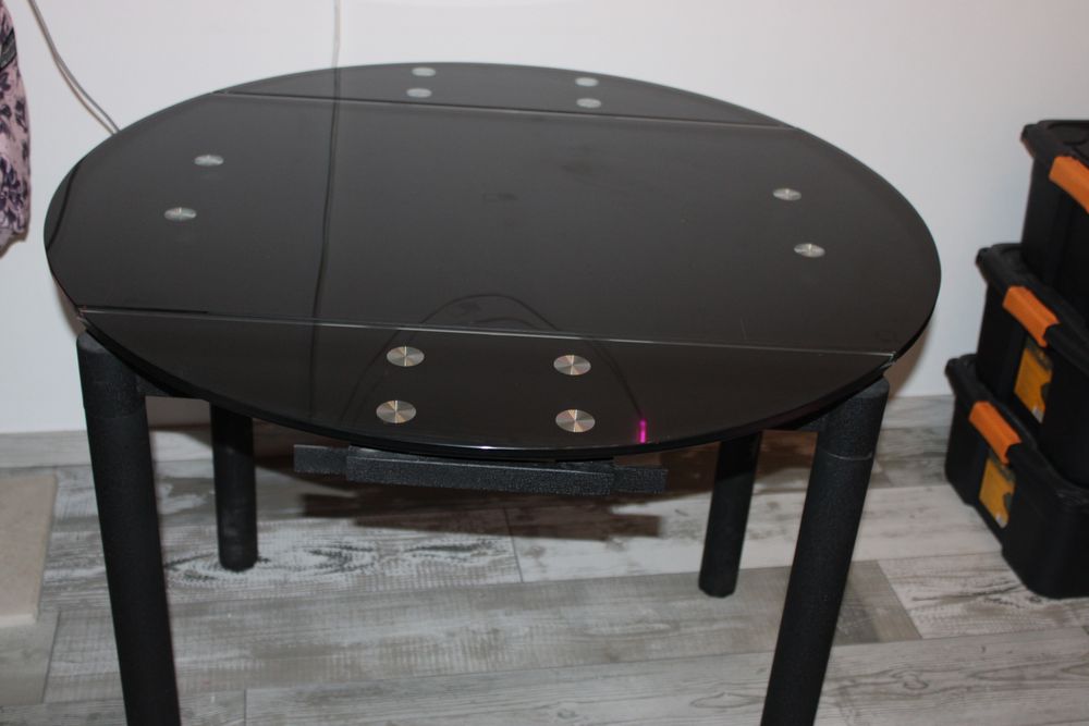 Маса с диаметър 95 см височина 75 см