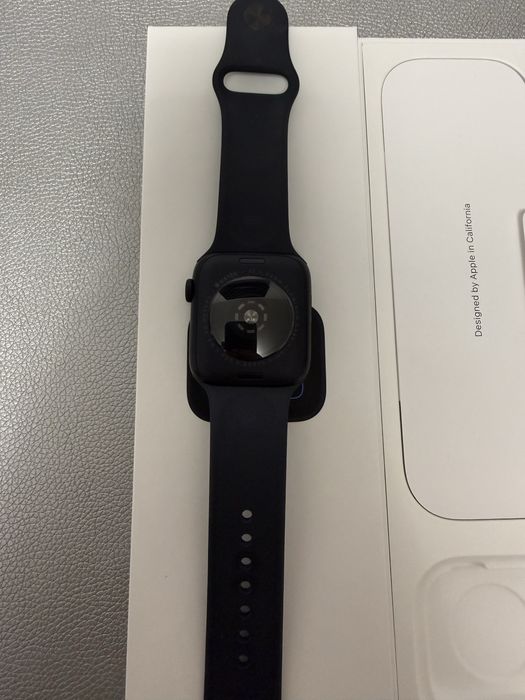 Apple Watch SE (2025), GPS, Carcasa Midnight Aluminium 44mm, Midnight Sport Band.