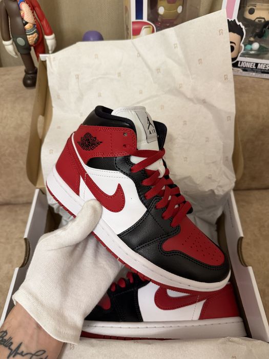 Оригинальные Wmns Nike Air Jordan 1 Mid 'Alternate Bred Toe'