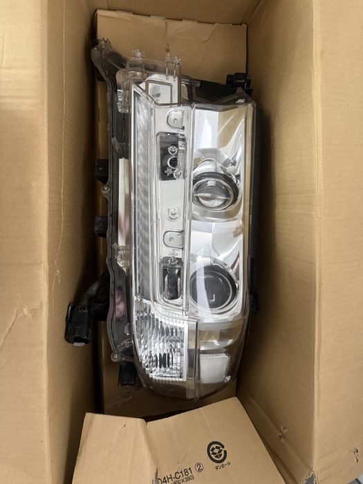 Фара б/у оригинал от LC 200 год 2018