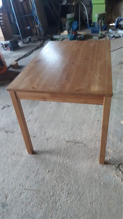 Masa din lemn de culoarea
