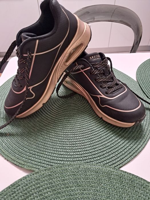 Vând adidași  skechers