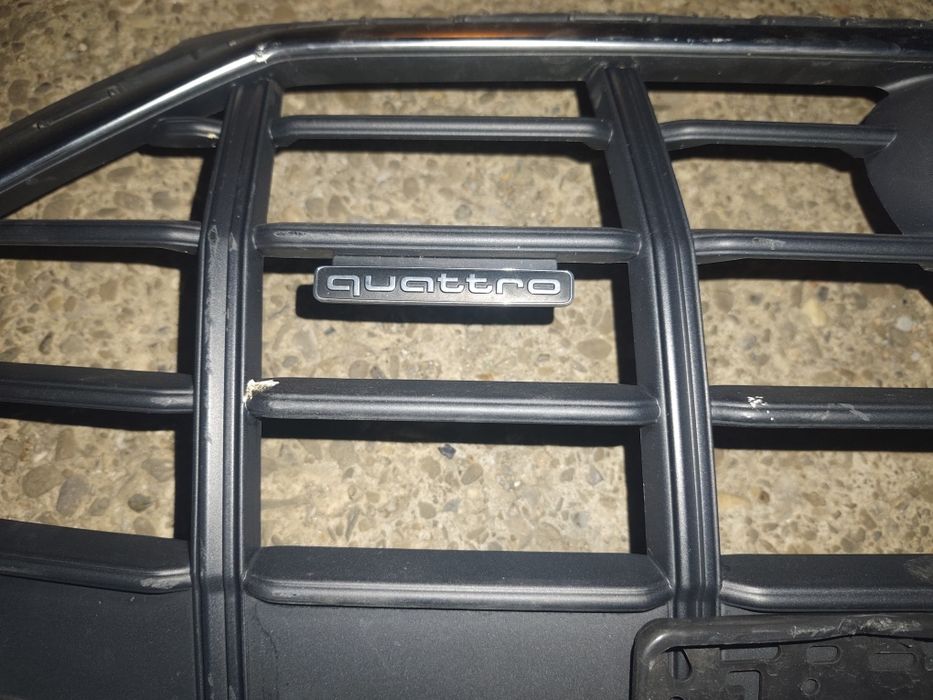 Vând grilă față centrală pentru Audi Q5 2024, culoare neagră, model conform pozelor.