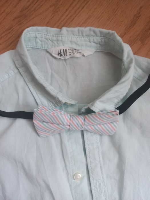 Официален къс панталони и риза с папионка, риза с коледна вратовъзка