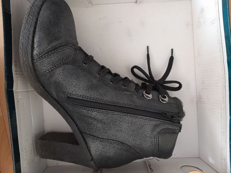 Продавам дамски боти спортни