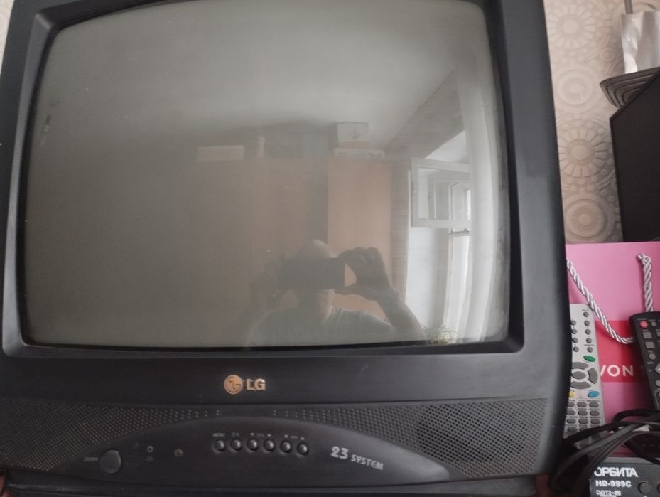 Телевизор LG с пультом + усилитель антену с пультом хорошо состояний