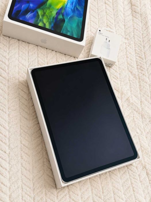 Apple iPad Pro 11” + клавиатура, зарядно и кутия