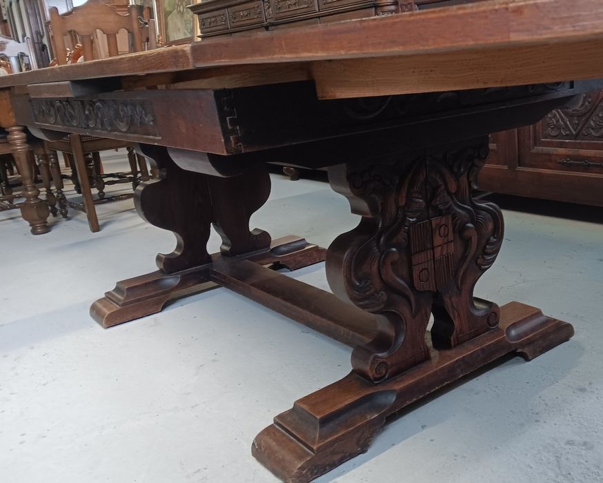 Антикварен комплект - бюфет, разтегателна маса и шест стола