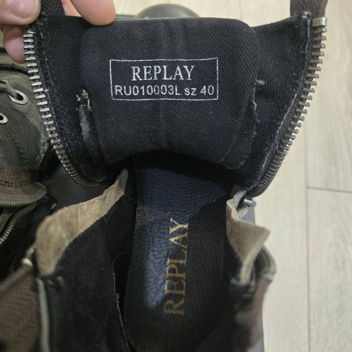 Боти на марката Replay