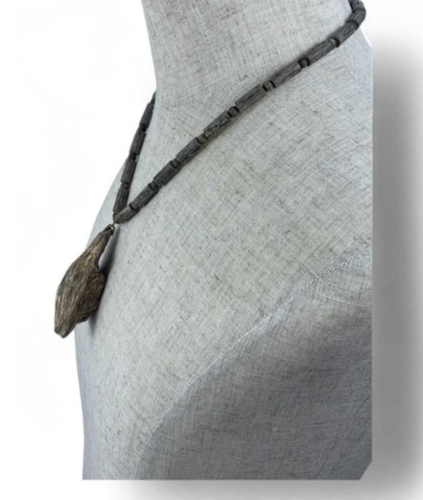 Колие с висулка от агарово дърво