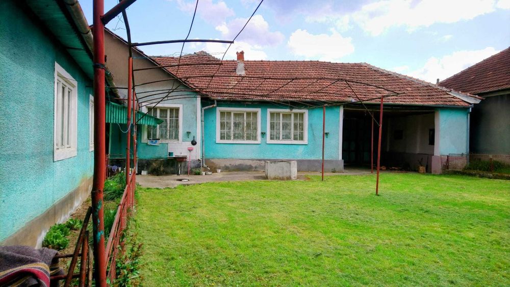 Casa de vanzare intravilan - curte si gradina
