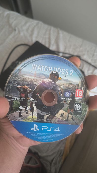 Vând PlayStation 4slim de 1Tb(1 tera).Consola vine însoțită de 2 manete PlayStation 4 model army împreună cu docul de încărcare a manetelor și  hdmi.