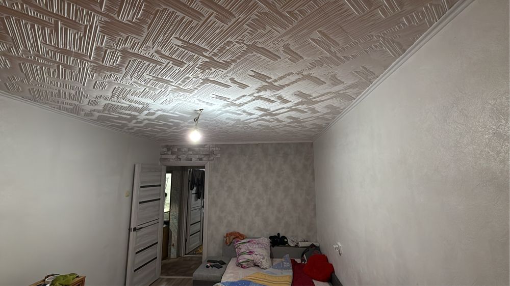 Поклейка обоев,покраска.