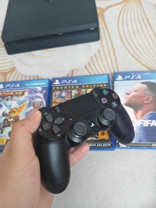 Продам Playstation 4 slim с играми