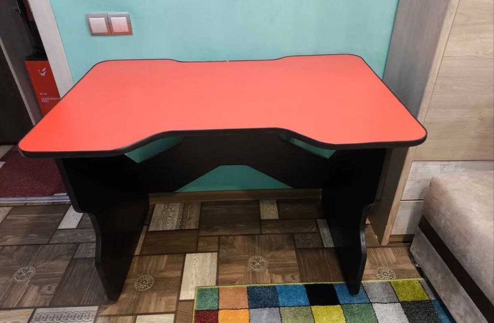 Стол компьютерный красный
