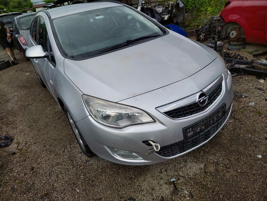 Продавам на части Опел Астра J 1.7cdti 125кс 2012г с. Волуяк • OLX.bg