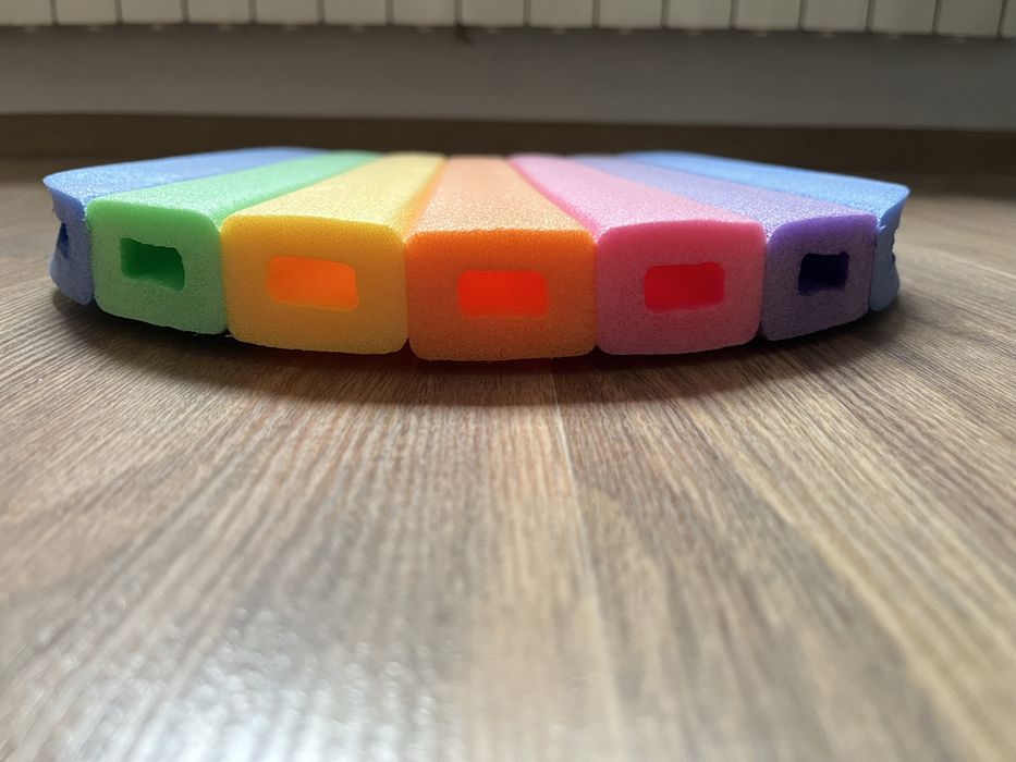 Pluta colorata pentru inot