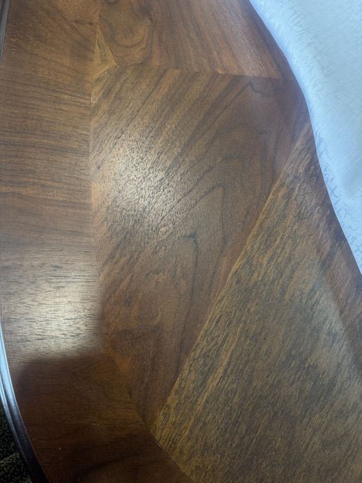 Стол и стулья для гостинной