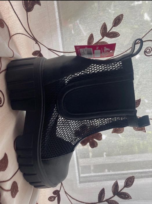 Bocanci de vara,negri ,usori si comozi