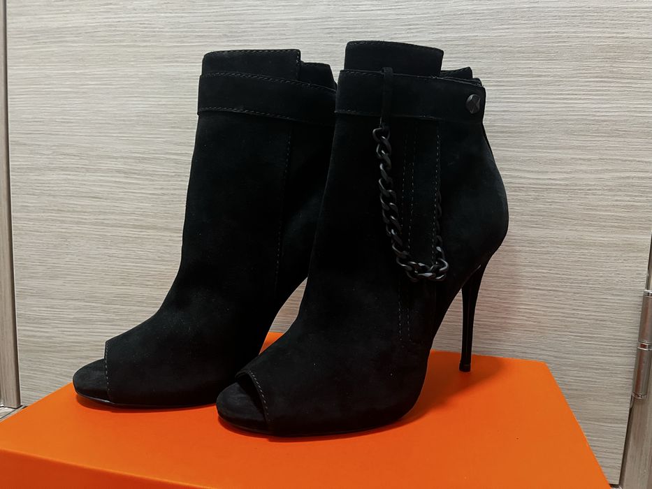 Сандали на ток Guess