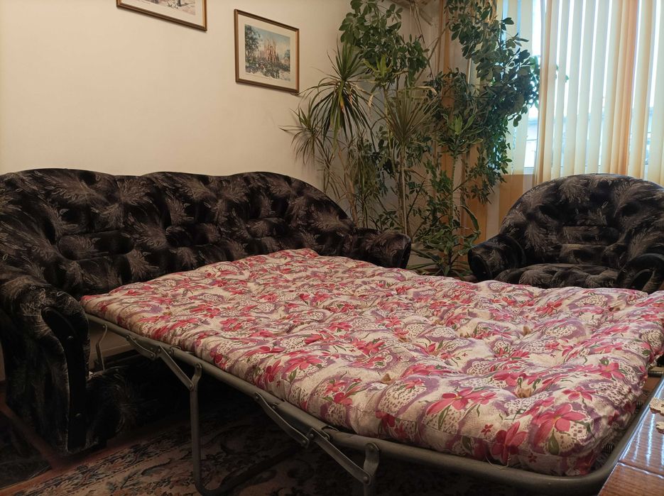 Холна гарнитура с разтегателна маса