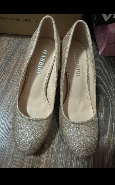 Pantofi auri cu sclipici