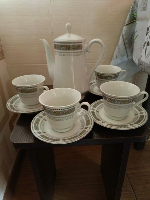 Продам чайник, чашки и блюдца