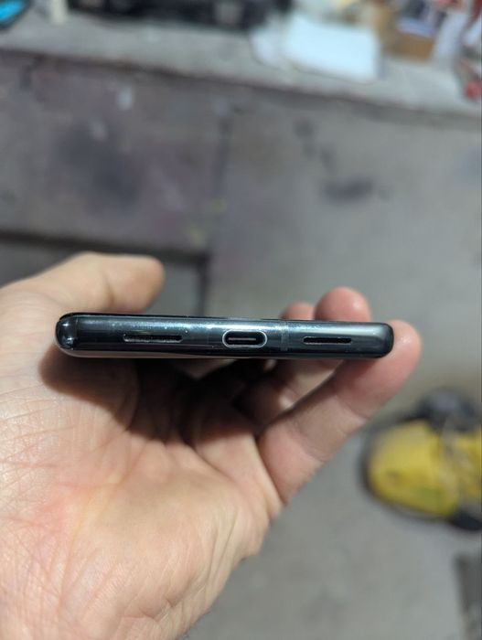 Google Pixel 7 pro (петно возле индикатора антенны)