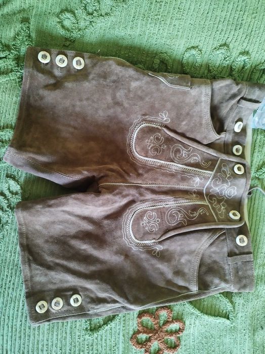 Pantaloni tradiționali bavarezi Lederhosen